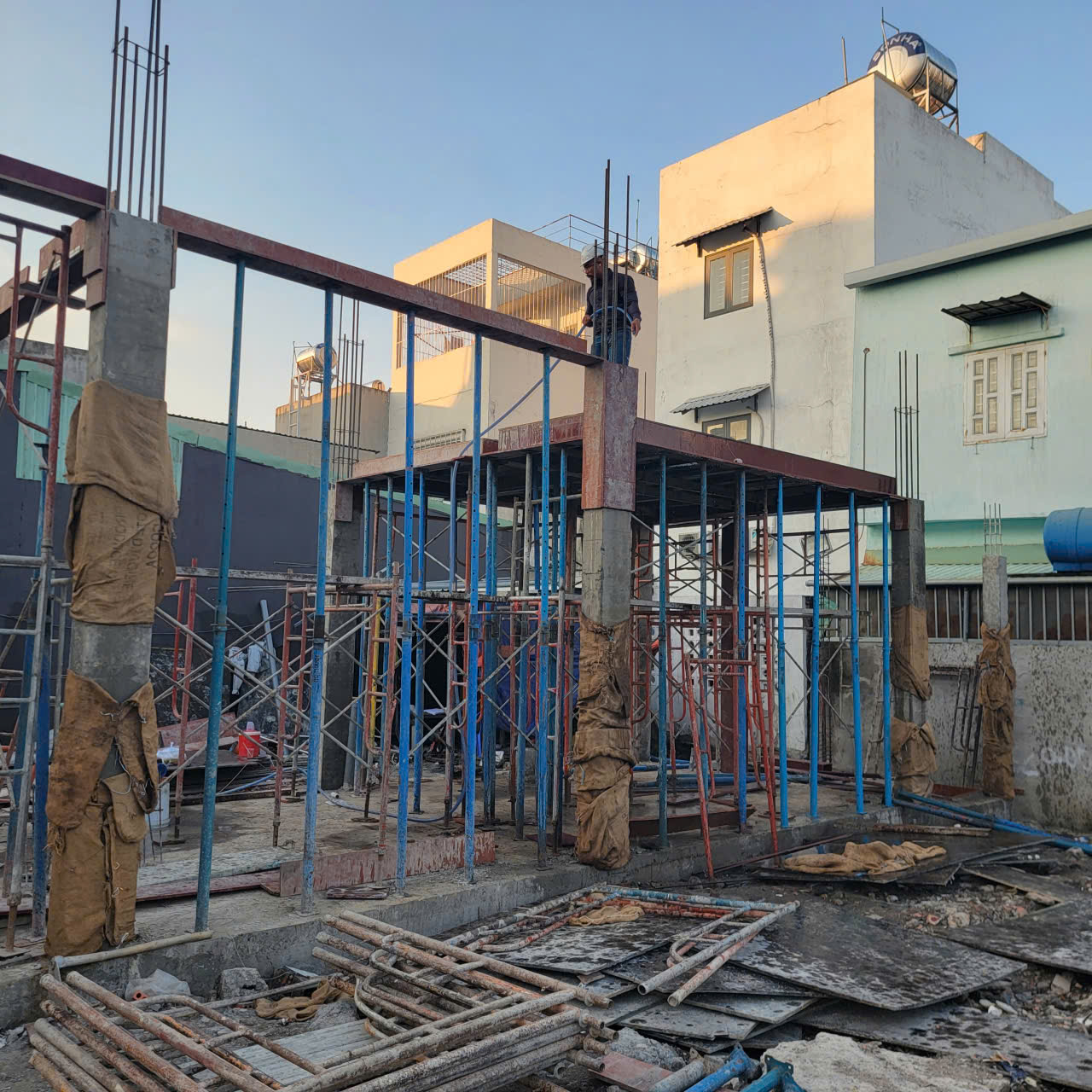 có nên đổ bê tông cốt thép nền tầng trệt khi xây nhà
