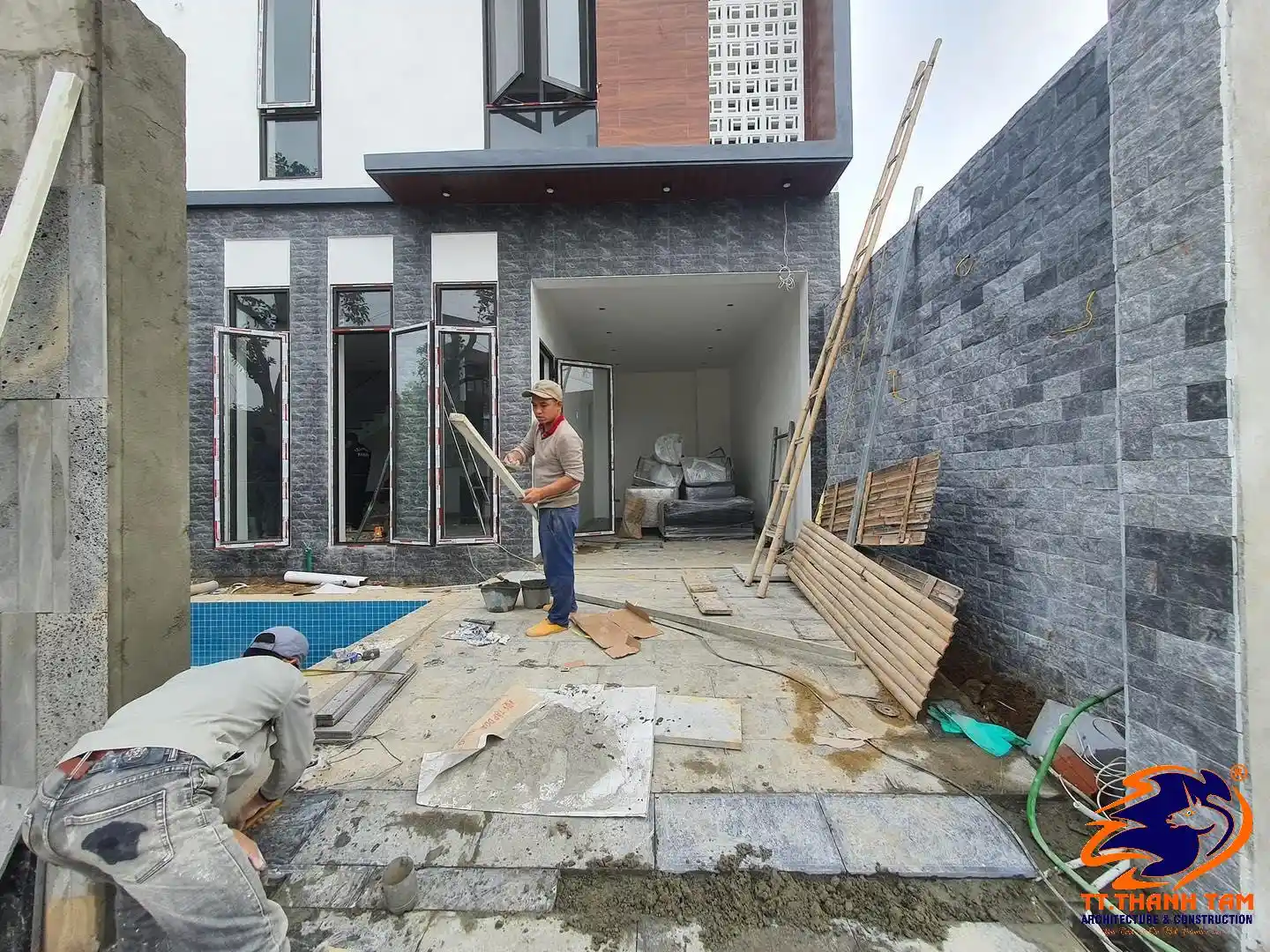 Biệt thự 3 tầng hiện đại - lắp đặt cửa và sân nền 